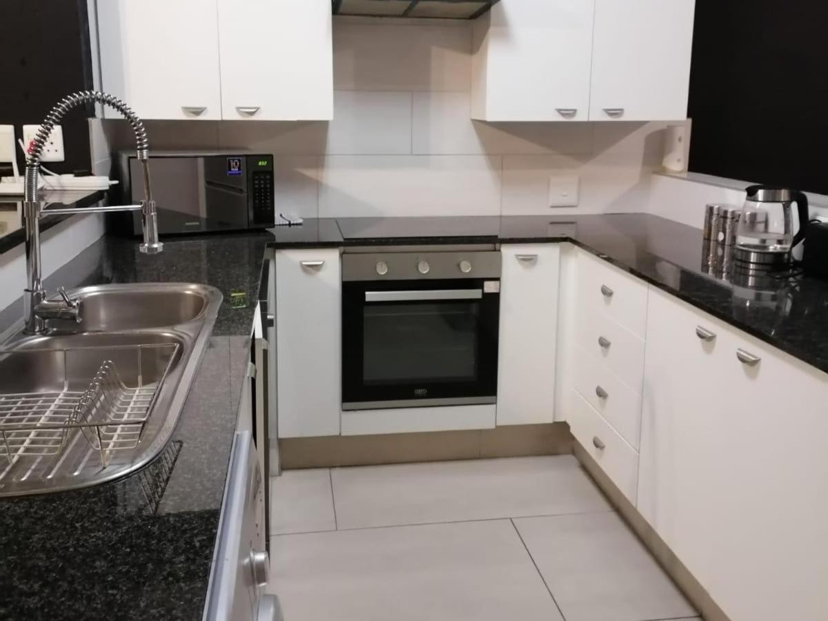 Emabheleni Executive Suites Westpoint Johannesburg Oda fotoğraf